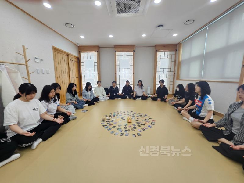 1. 대구시교육청, 마음챙김 명상으로 중·고 학생들의 회복탄력성 향상-국제고_호흡명상과 근육이완 연습.jpg
