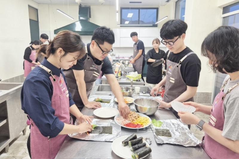 250624보도자료(청송군가족센터, 1인 청년가구 대상 '온가족요리교실' 운영) (2).jpg