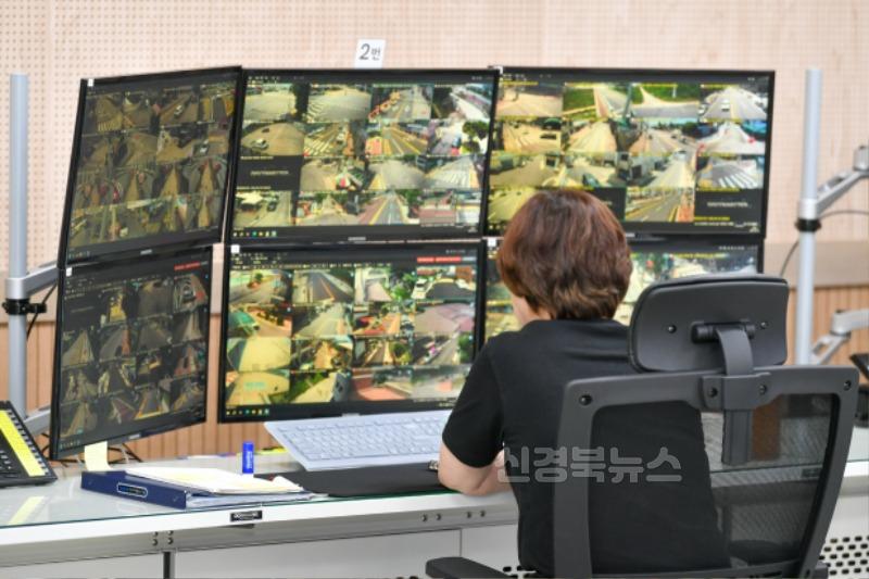 영주-1-3 관제요원이 관제를 하고 있다.jpg