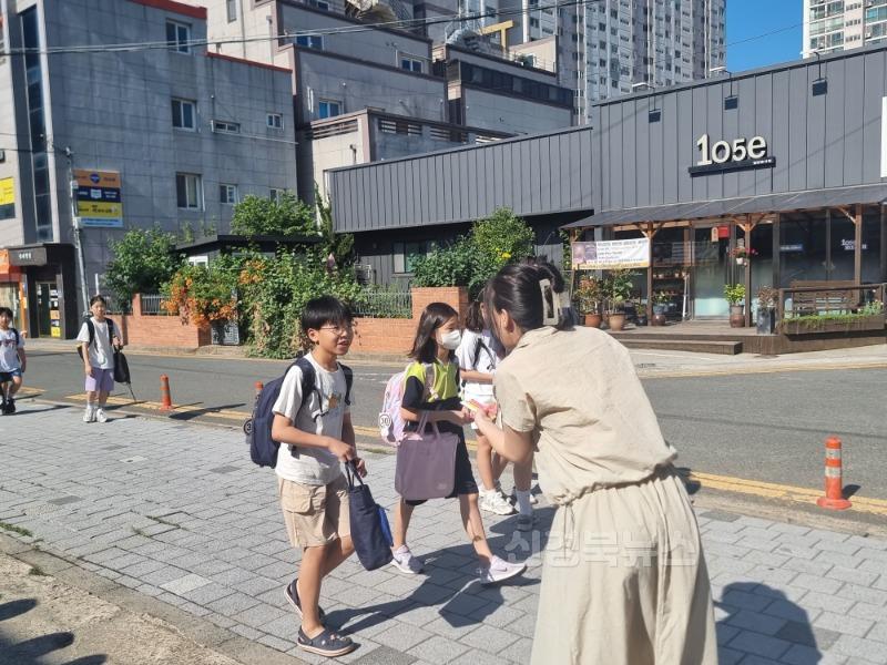 [양서초]학부모회와 학생회가 함께하는 호국보훈의 달 캠페인 사진2.jpg