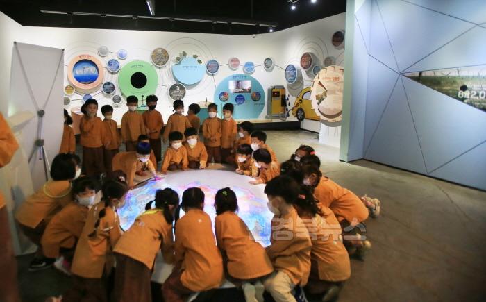 [크기변환]사진(김천녹색미래과학관 이용객 '130만 명 돌파') (1).JPG