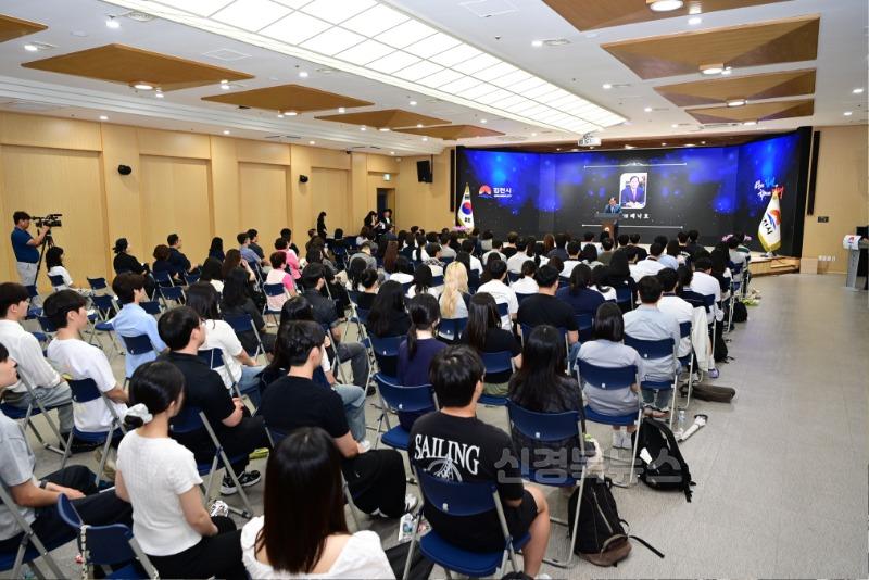2025년 김천시인재양성재단 장학증서 수여식 성료-총무새마을과(사진2).jpg