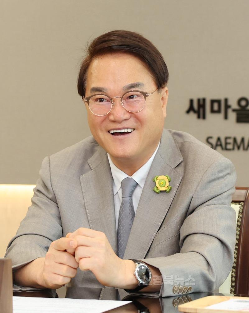 군수님 단독사진.jpg