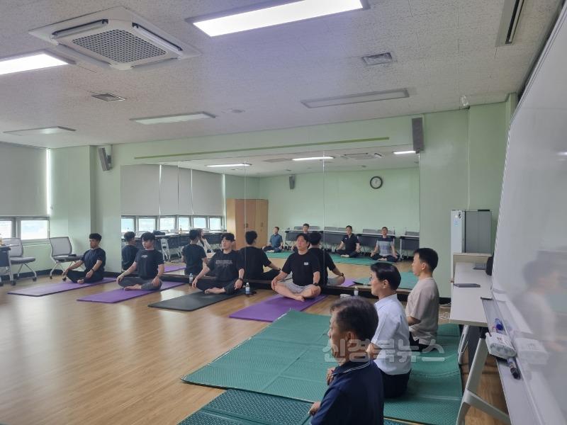 김천시립도서관, 소방관 대상 독서힐링 프로그램 성료-시립도서관(사진2_요가).jpg