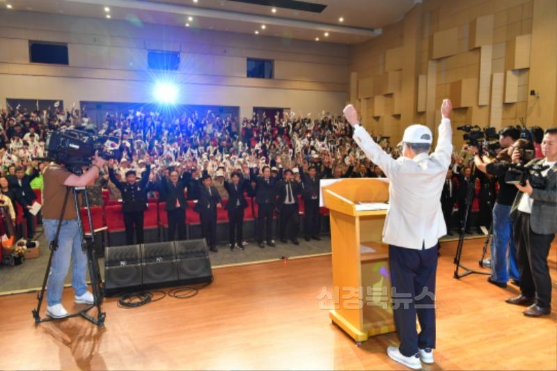 영주-2-2 정연흠 6.25 경북도지부장 및 참석자들이 만세삼창을 외치고 있다.jpg