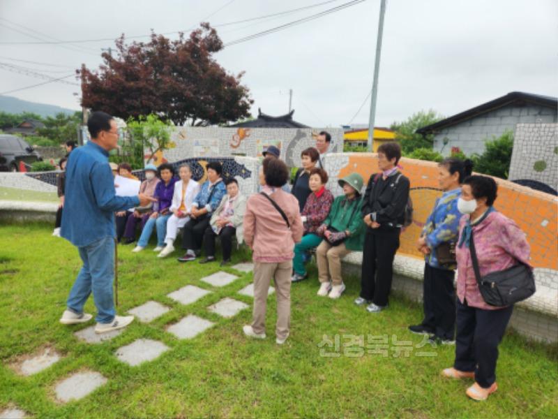 영주-6-2 숫골지구 주민들이 충북 증평군 죽리마을을 방문해 도시재생 성공사례 현장 벤치마킹을 진행하고 있다.jpg