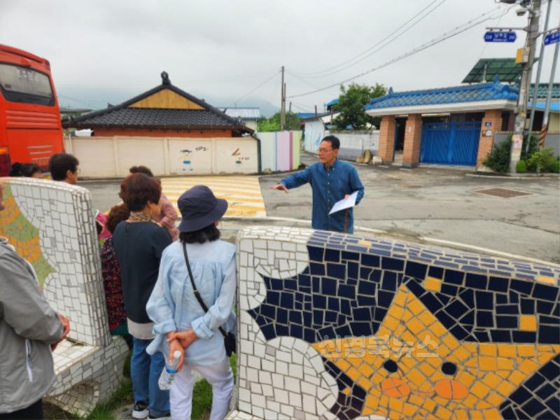 영주-6-3 숫골지구 주민들이 충북 증평군 죽리마을을 방문해 도시재생 성공사례 현장 벤치마킹을 진행하고 있다.jpg