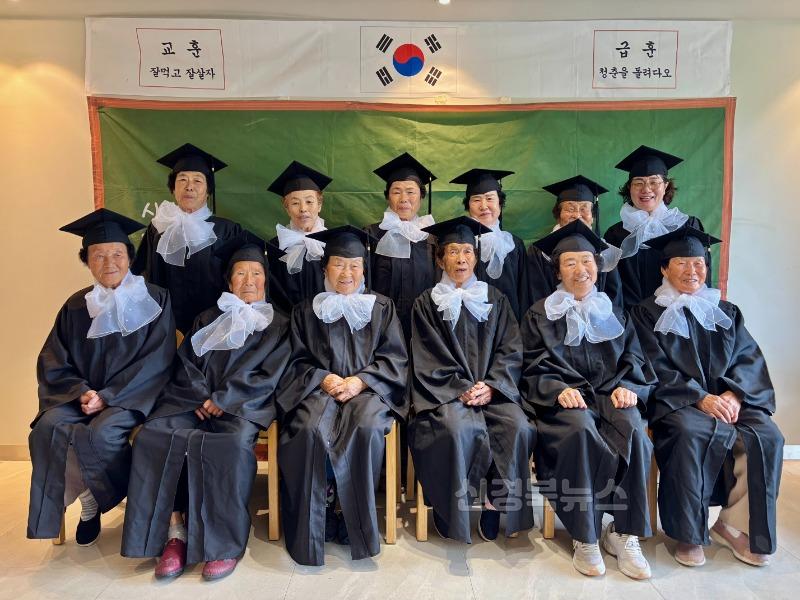 우리마을예쁜치매쉼터 졸업식 (1).jpg