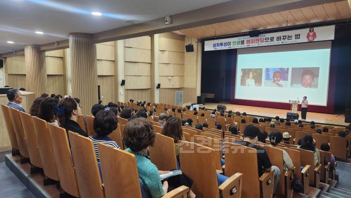 [크기변환]1. 봉화군청소년상담복지센터, 명사초청 부모교육 강연회 개최.jpg