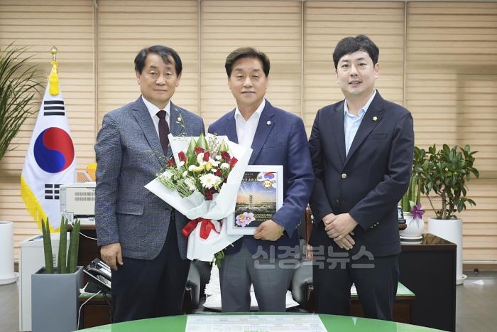 [크기변환]권기윤_문화복지위원장_2025한국사회를빛낸대한민국충효대상_의정부문_보훈단체지원_최우수의정_공로대상_수상 (1).jpg