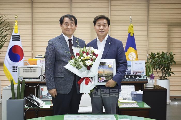 [크기변환]권기윤_문화복지위원장_2025한국사회를빛낸대한민국충효대상_의정부문_보훈단체지원_최우수의정_공로대상_수상 (3).jpg