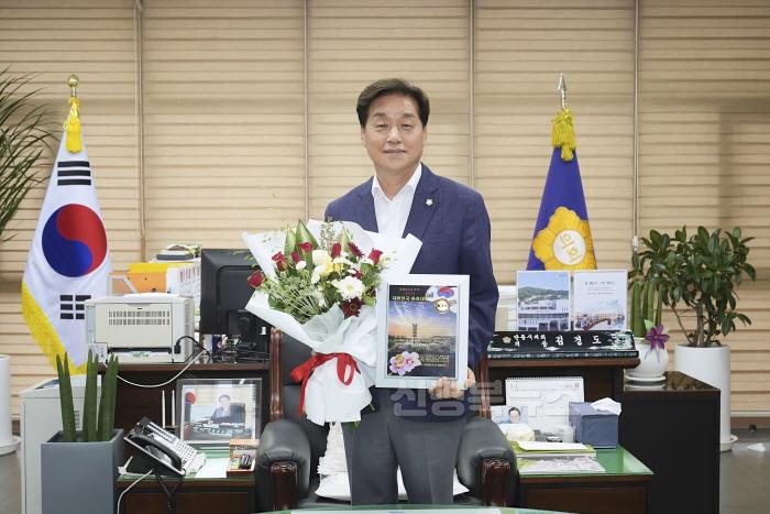 [크기변환]권기윤_문화복지위원장_2025한국사회를빛낸대한민국충효대상_의정부문_보훈단체지원_최우수의정_공로대상_수상 (2).jpg