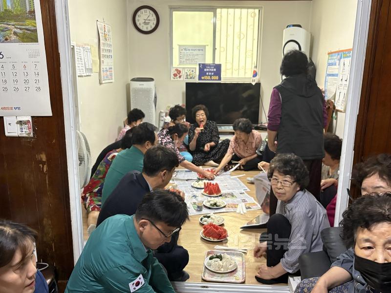 0627 권기창 안동시장, 무더위쉼터 현장점검 및 폭염예방물품 전달 (2).jpg