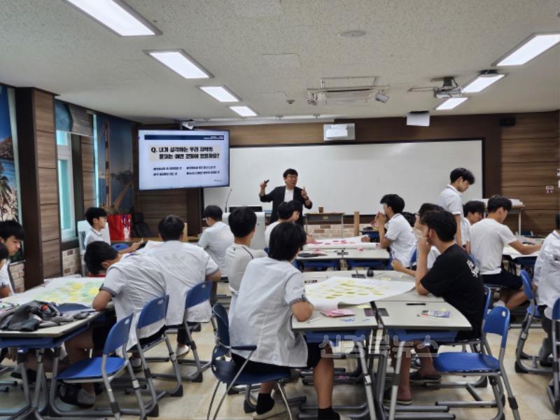 영주-6-2 영주시사회적경제지원센터에서 영주제일고 학생들을 대상으로 지역공헌 봉사활동 프로그램을 운영하고 있다.jpg