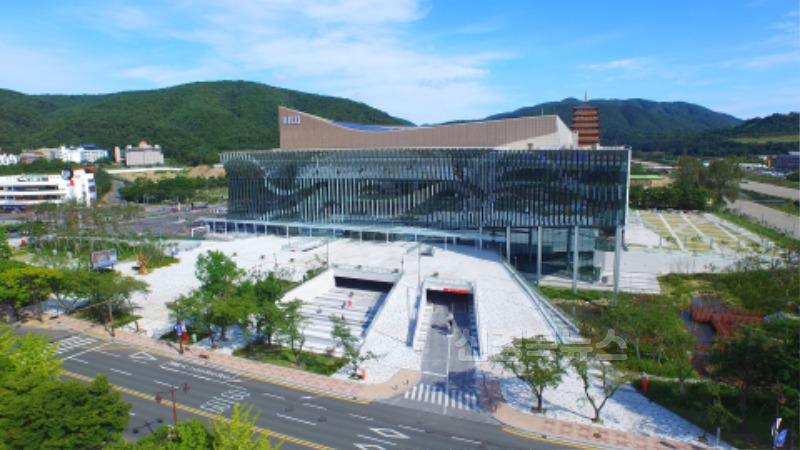 2025 APEC 정상회의 주 회의장으로 사용될 경주 화백컨벤션센터(HICO)의 전경.jpg
