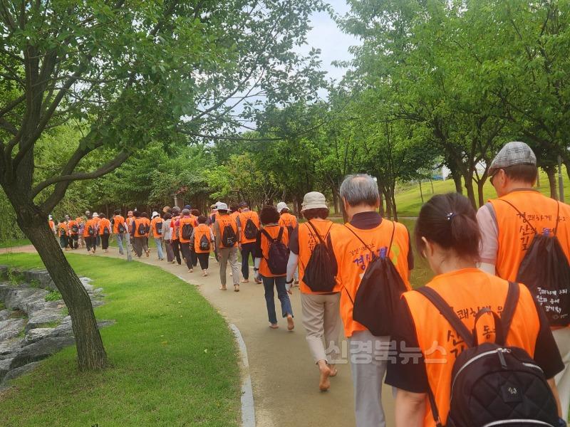 [경산시보도자료]경산시, 시민 건강 증진을 위한 맨발걷기 교육 실시4.jpg