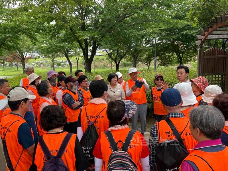 [경산시보도자료]경산시, 시민 건강 증진을 위한 맨발걷기 교육 실시2.jpg