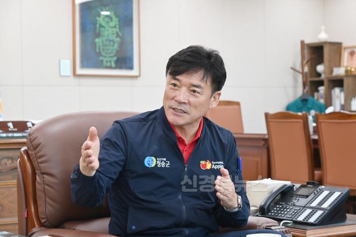 [크기변환]250627보도자료(민선8기 3주년 맞은 윤경희 청송군수  '살기 좋은 청송' 조성 구슬땀에 값진 성과 잇따라)-윤경희 청송군수 (1).jpg