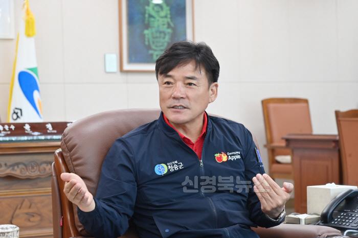 [크기변환]250627보도자료(민선8기 3주년 맞은 윤경희 청송군수  '살기 좋은 청송' 조성 구슬땀에 값진 성과 잇따라)-윤경희 청송군수 (3).jpg