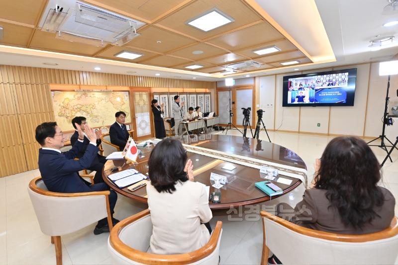 3.경북교육청, 일본 재외 한국학교에 그림책 900권 기증!(2025년 북스타트 책꾸러미 온라인 도서 기증식 개최)(화상 기증식 모습)_01.jpg