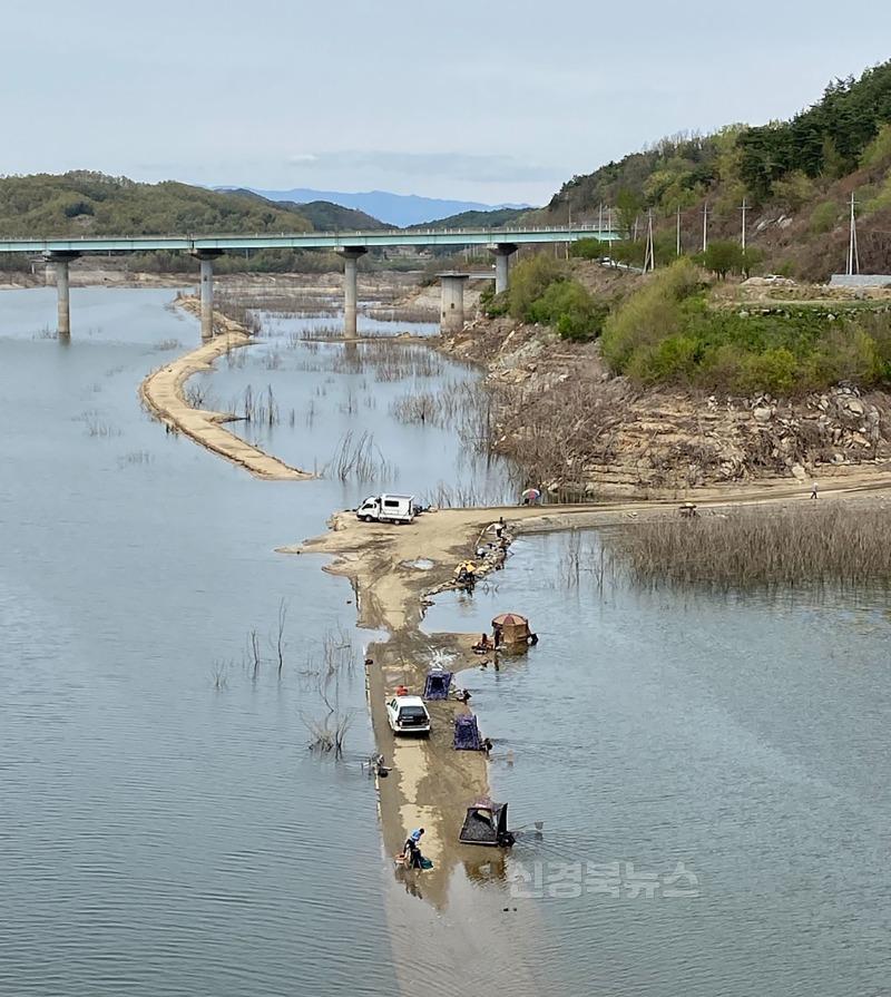 영주-2-3 영주댐 내에서 일부 사람들이 낚시를 하고 있는 모습.jpg