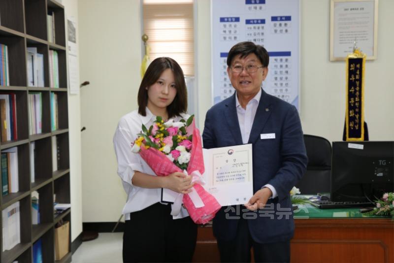 06.30-추가2 보도자료(제17회 매운당 이조년 문학공모전 시상식 개최)대상-김민경(1).jpg