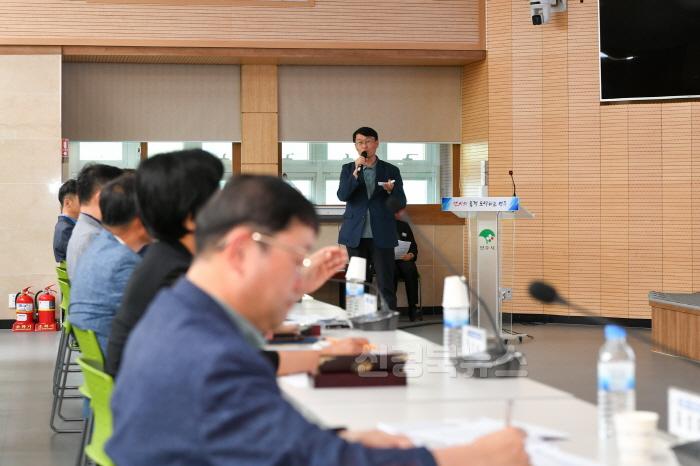 [크기변환]영주-3-3 최우수상을 받은 황병철 공원관리팀장이 2026년 신규시책 발표를 하고 있다.jpg