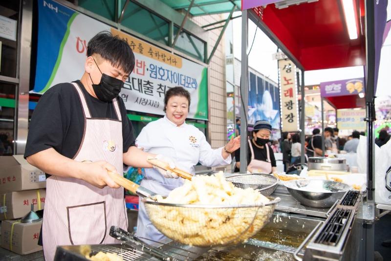 [일자리경제과인동야시장 음식조리중).jpg
