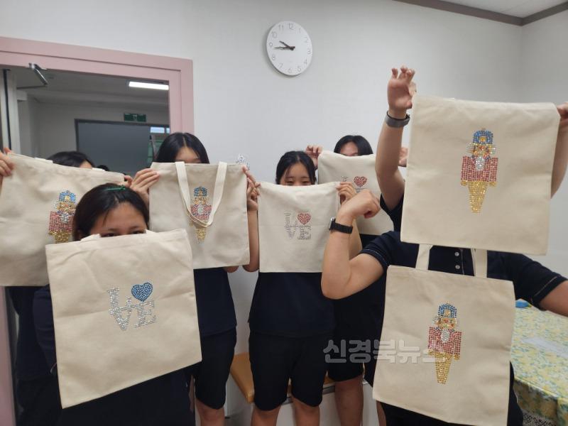 [환호여중]2025-행복한동행 1학기 봉사활동(해외 불우아동돕기-에코백만들기) 사진 (2).jpg