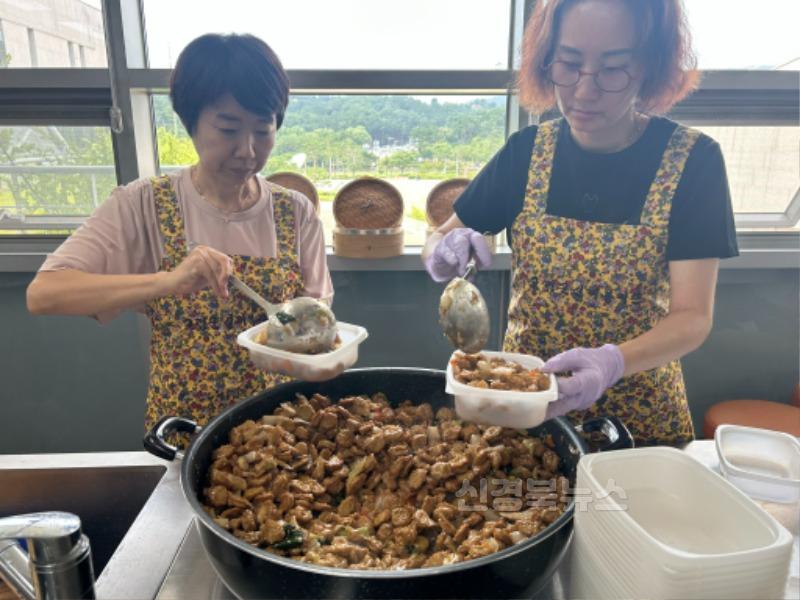 07.01-2 보도자료(대가야읍여성의용소방대와 실버봉사단이 함께하는 사랑의밑반찬봉사활동)(1).JPG
