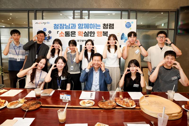 대구 중구  신규 직원들과 소확행 간담회…청장과 진솔한 소통 시간 가져(단체사진♥).jpg