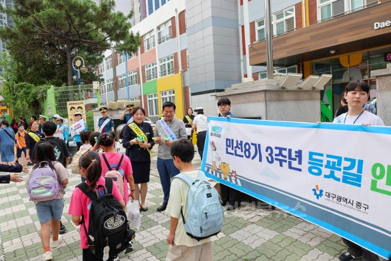 류규하 중구청장, ‘골목도, 아이도 함께 걷다’ 민선8기 3주년 맞아 따뜻한 현장 행보(교통안전캠페인).jpg