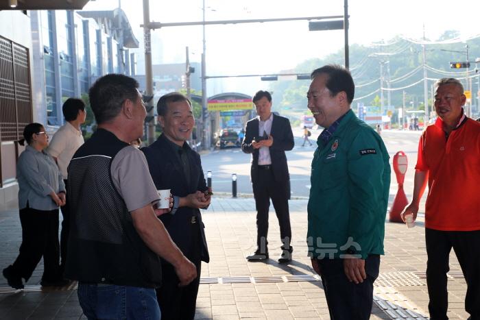 [크기변환]0701 권기창 안동시장, 민선 8기 4년 차 첫날 “시민 속으로” (3).JPG