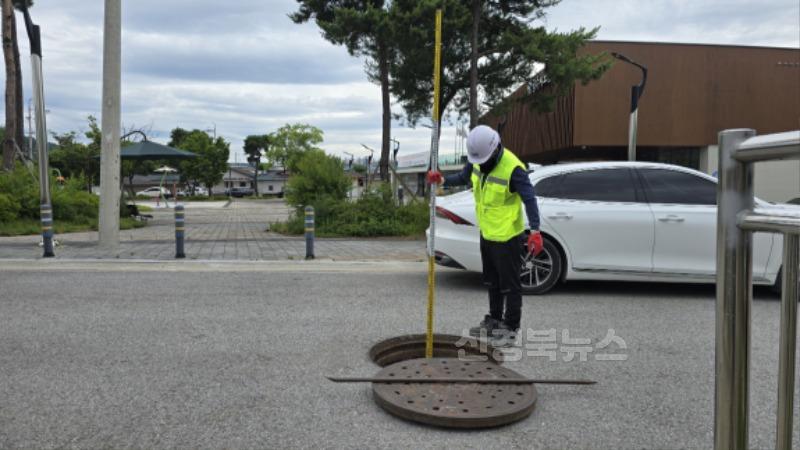 영주-1-1 상습 침수지역 하수도 일제 점검을 실시하고 있다.jpg