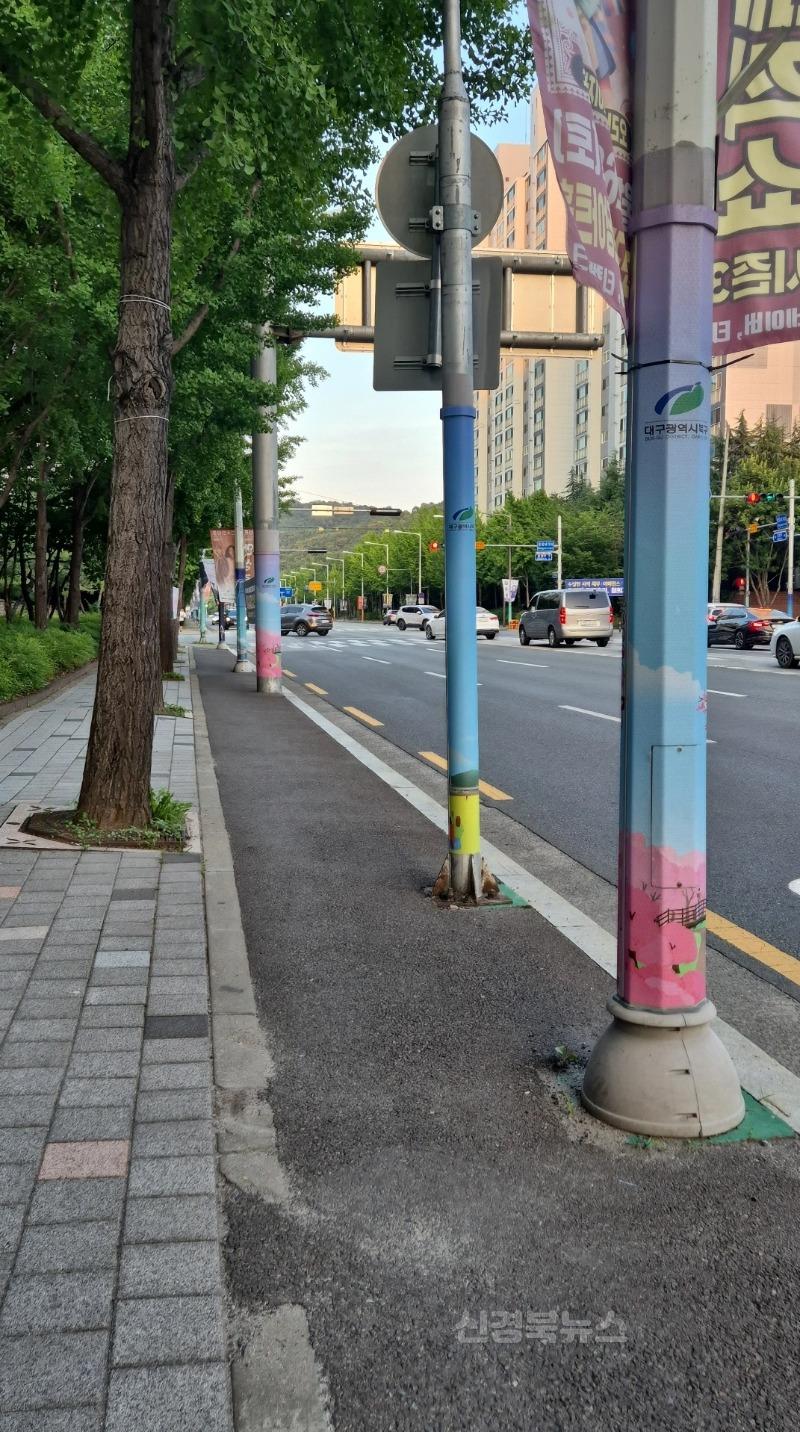 도시행정과 불법광고물 방지시트 설치 사진 1.jpg