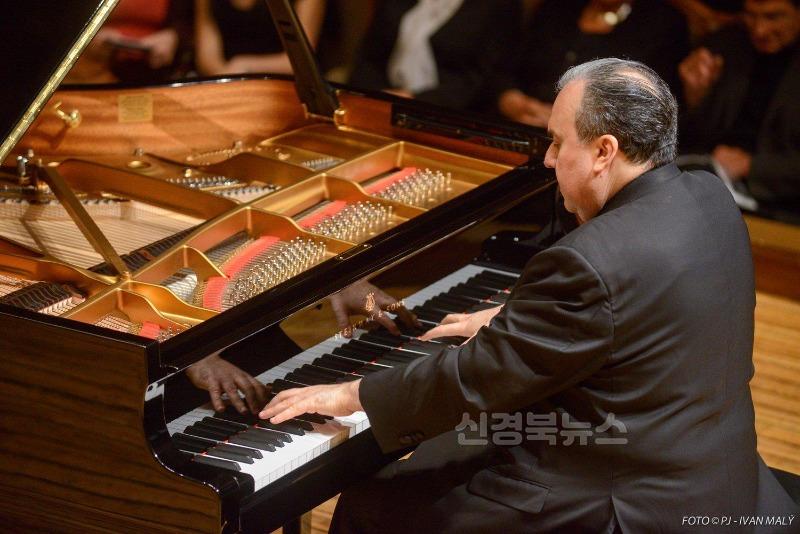 [붙임2] 피아니스트 예핌 브론프만.jpg