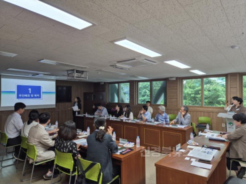 영주-2-2 영주시는 2025 인문도시 지원사업 추진에 앞서 업무협약 체결 기관들과 협력사항을 논의하고 있다(설명회 진행모습).jpg
