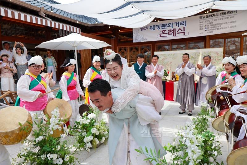 대봉동 웨딩거리 상점가 상인회, 다문화가정 전통혼례식 감동의 순간 열려(행사사진) (2).jpg