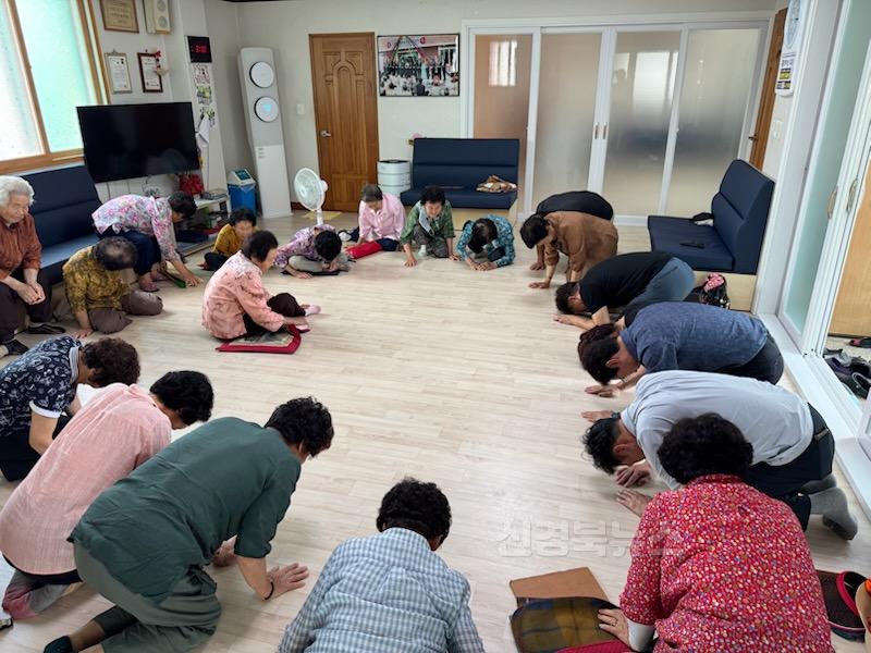 3. 황남동장이 경로당에 방문했다.jpg