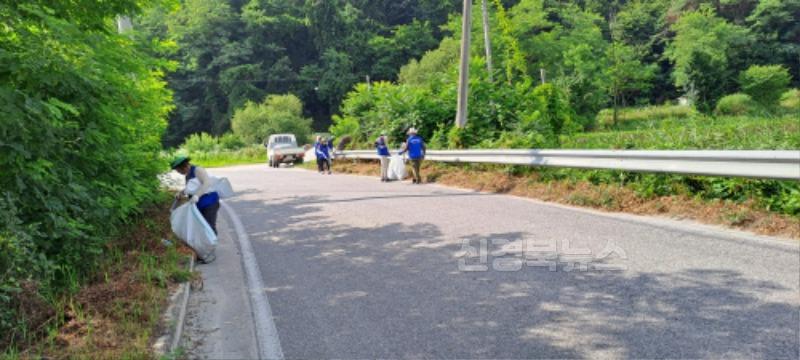 영주-7-4 바르게살기위원들이 도로변 환경정비를 실시하고 있다.jpg