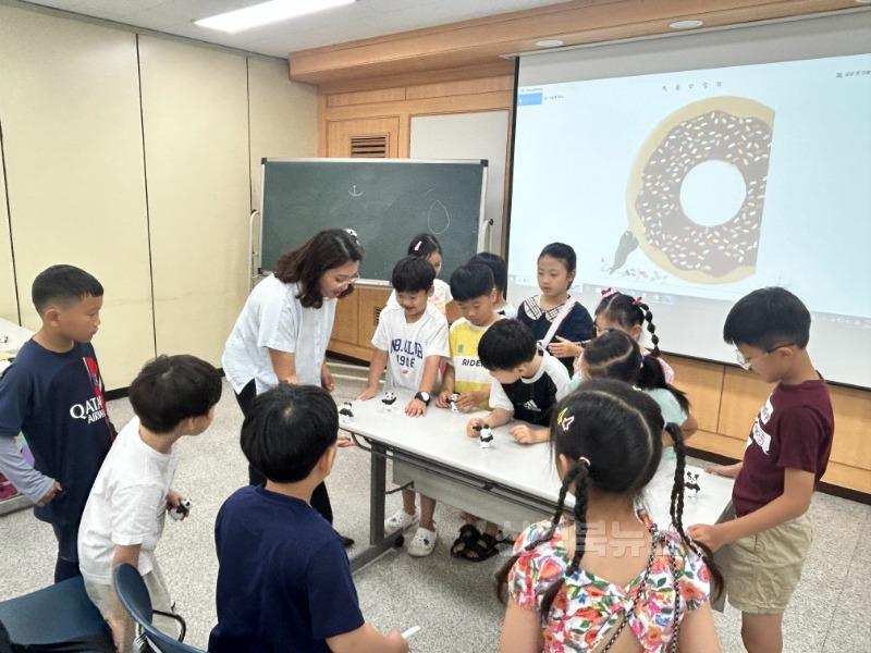 4. 대구시교육청 산하 공공도서관, 여름방학 맞이 특별 프로그램 53개 운영-2024년 동부도서관_원어민선생님과 펀펀 영어그림책.jpg