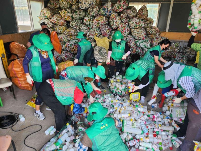 07.04-추가4 보도자료(다산면 새마을회 봄맞이 폐농약용기류 등 영농폐기물 수거 및 선별작업 실시)(1).jpg