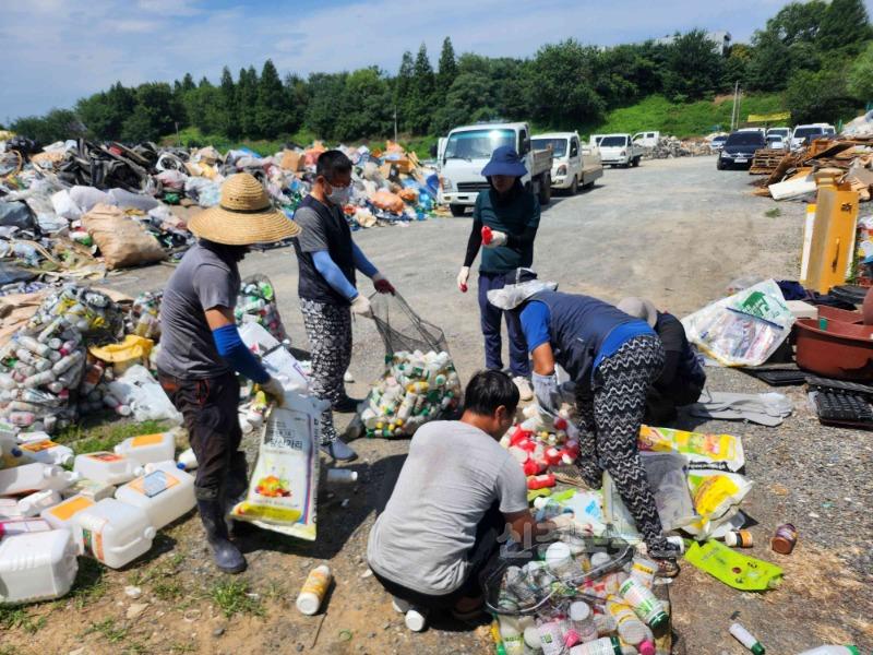 07.04-추가4 보도자료(다산면 새마을회 봄맞이 폐농약용기류 등 영농폐기물 수거 및 선별작업 실시)(2).jpg