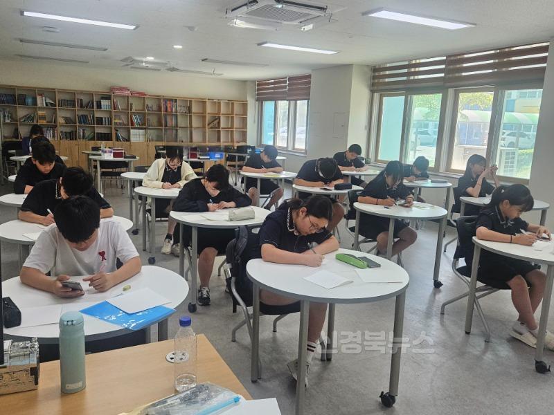 [금천중]금천중, 매전중과 함께 자유학기 연계 진로체험 꿈-책 속에 담다 운영1.jpg