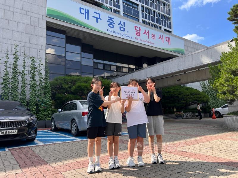 7. 대구덕인초등학교, 5학년 학생들 안전한 통학환경 조성 위해 구청장에게 직접 제안-1.jpg