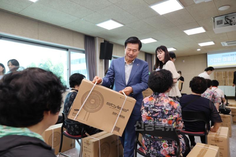 대구 중구, 무더위 날려줄 시원한 선물 홀로 어르신에 선풍기 전달(전달사진) (2).JPG