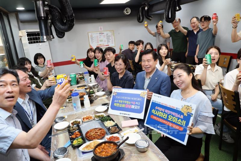 대구 중구, 직원 착한가격업소 이용 릴레이 챌린지 운영(단체사진) (2).JPG