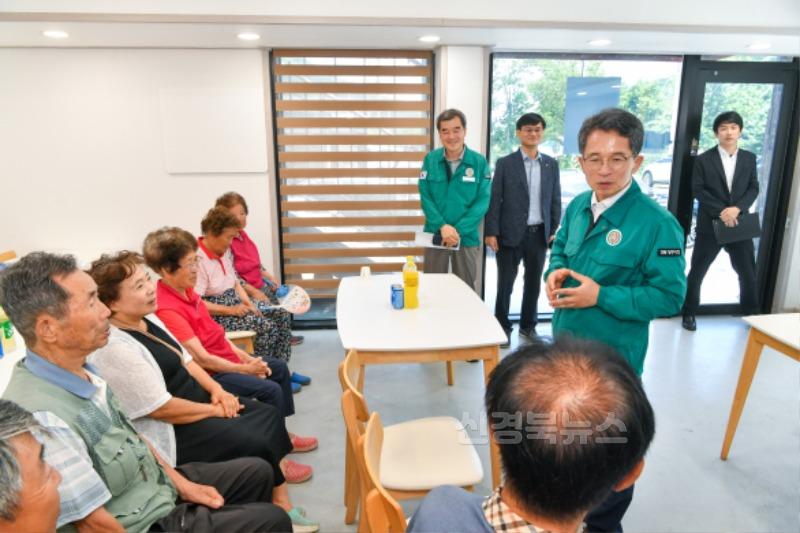 영주-1-1 유정근 영주시장 권한대행이 무더위쉼터 현장점검을 실시하며 어르신들과 대화를 하고 있다.jpg