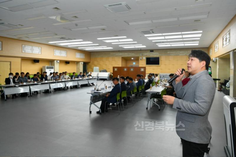 영주-2-4 김영환 사업 총괄PM이 사업에대해 설명하고 있다.jpg
