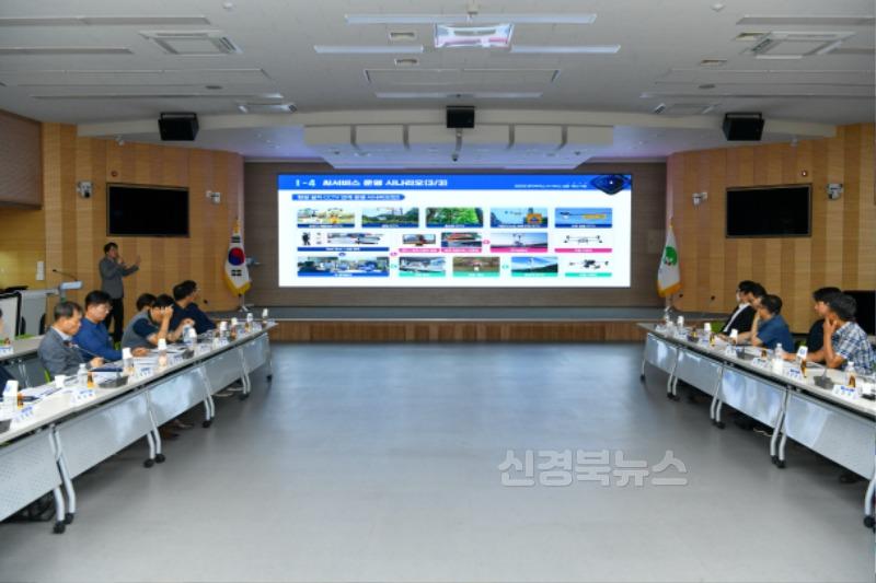 영주-2-3 김영환 사업 총괄PM이 사업에대해 설명하고 있다.jpg